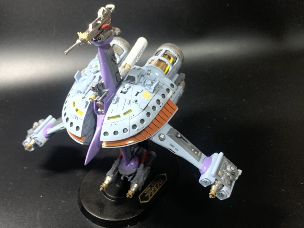 斜め上部からのショット。パイロットのシャリア・ブル大尉のイメージも相まって孤高な雰囲気を持つブラウブロ。そこにシビれるあこがれるぅぅ〜〜‼️