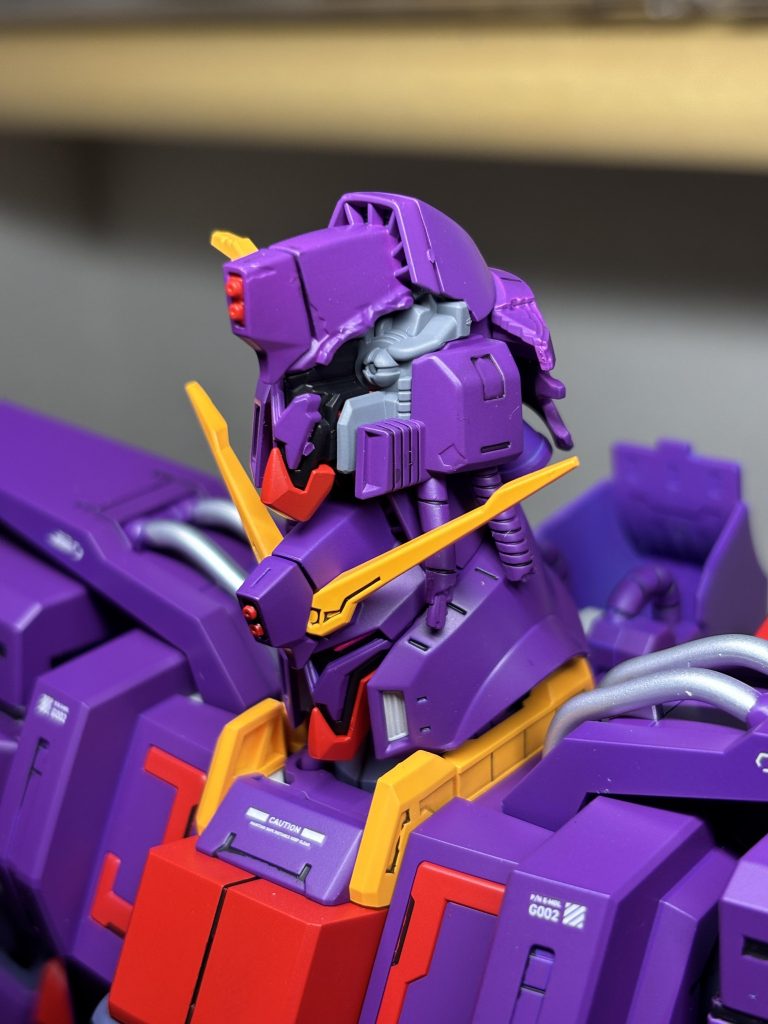 ダメージ頭部は色味を見るために使いました。上は赤下地、下は青下地です。