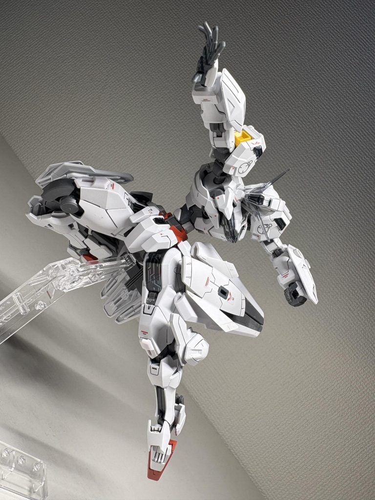 安定の殴りポーズ。