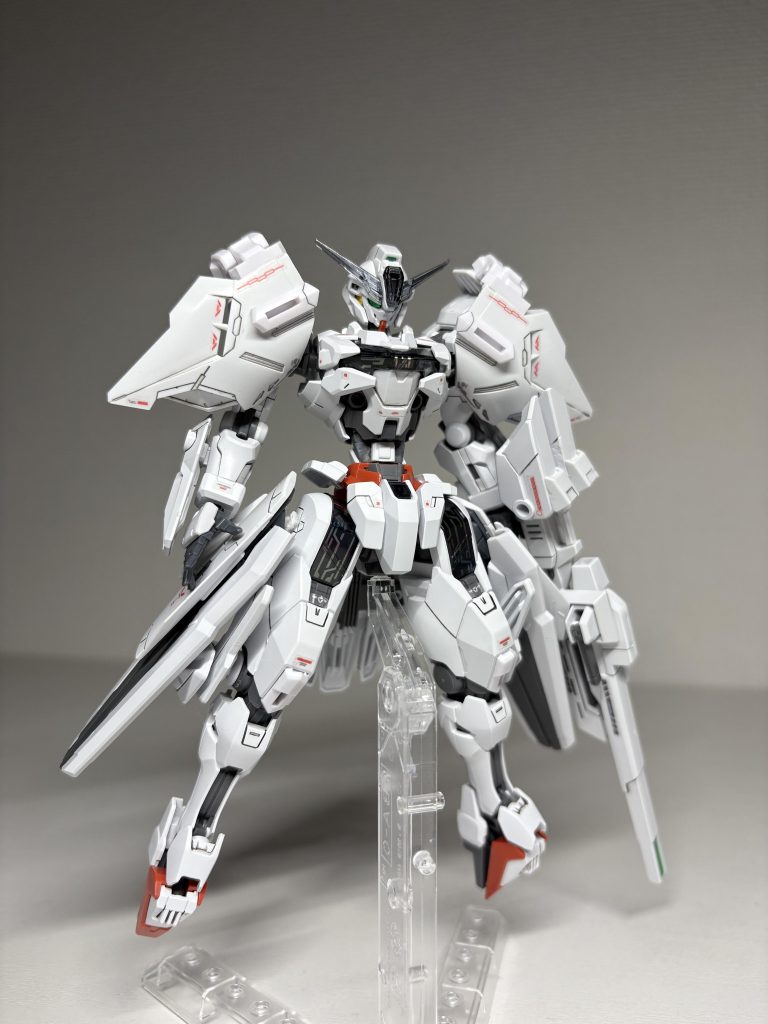 肩に装甲パーツを装備。元々キャリバーンは肩が寂しく、追加装甲でもりもりにしたいなとなった結果、まるでファラクトみたいになりました。ちゃんとポーズに影響しないよう可動軸も設けました。ちゃんと動いて嬉しい。デカールも上手く貼れた気がする。