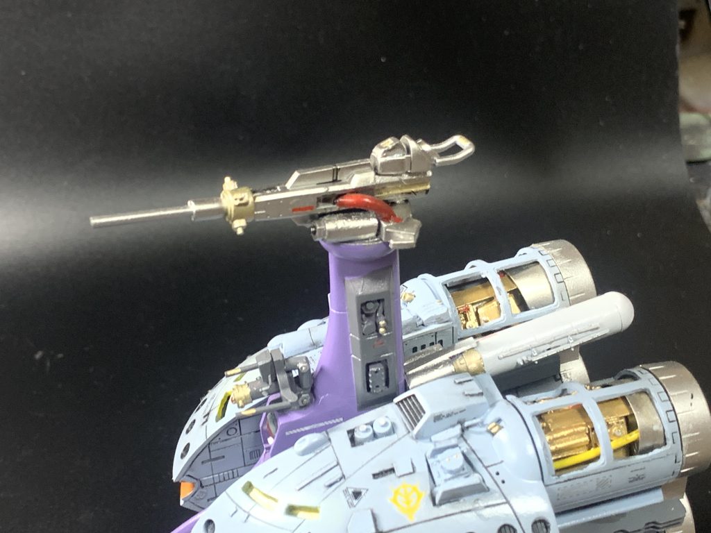 固定砲台の様なむき出しの上部メガ粒子砲、個人的には気に入っています。それと後部に小型のプロペラントタンクを装備しています。この時代にはプロペラントタンクは存在していないはずですが、太平洋戦争時のゼロ戦などにもドロップタンクがあったのですからこの辺りは生暖かい目で優しく見てください。(zaku-kao7)