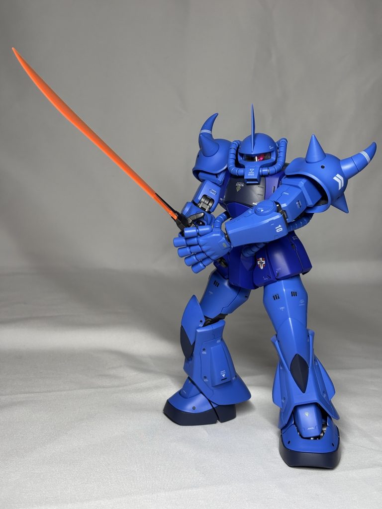 お決まりポーズ。武器を持つダボが浅いのですぐポロポロ落ちます。