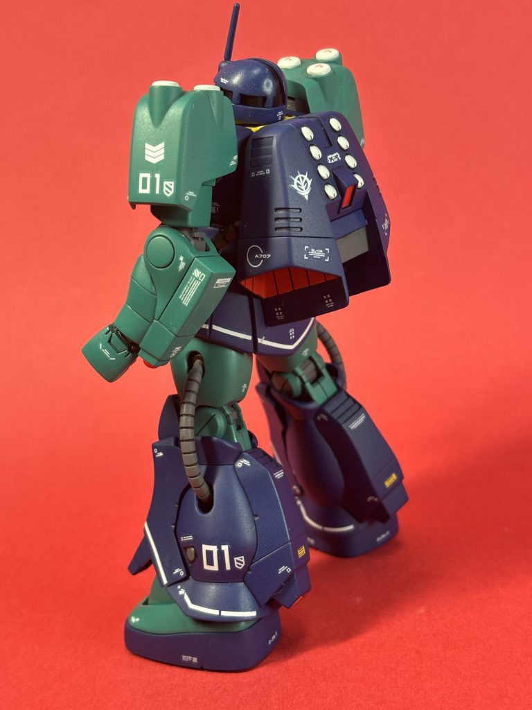 肩とバックパックのサブロックミサイル。