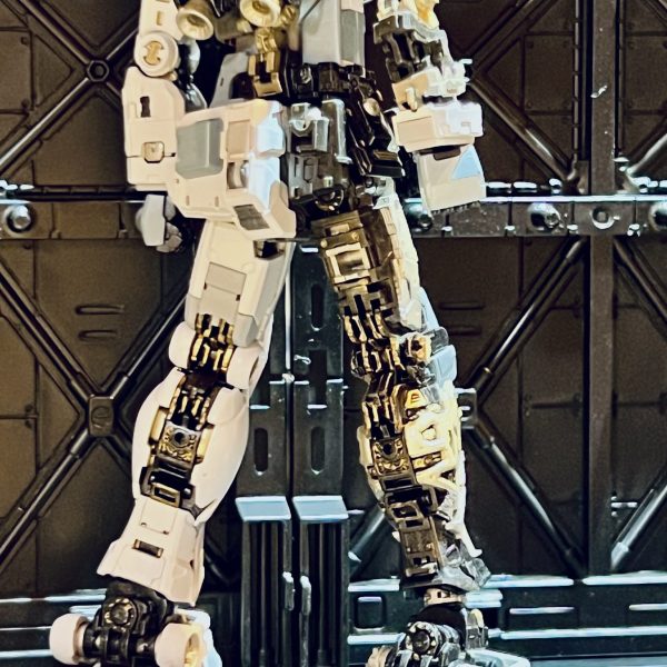 一年近く積んでいたRG オジキ。素晴らしすぎるキットなのでこれ以上掘るところもイジるところもなく強いて言えばフレーム全塗装するくらいしかないそして実は青赤黄色のガンダムカラーが苦手でして…と、いうわけで外装は白と三種類のグレーにフレームは見えなくなるところも含めてド派手にG-3って設定にするつもりはなかったんですけどジークアクスにモスク・ハン博士が登場して（あの世界の）ゲルググにマグネットコーティング施してたのを今朝観て、G-3って事にしちゃおうかなー（毒ガスじゃない方）とか思いながら爪楊枝でフレームの細部塗ってたらめちゃくちゃ派手になりましたこれから墨入れと怒涛の水転写デカール地獄に墨入れ、黒じゃなくてグレーにするか悩んでます初心者なので色々失敗も多いですが、この時が一番楽しいですね  （1枚目）