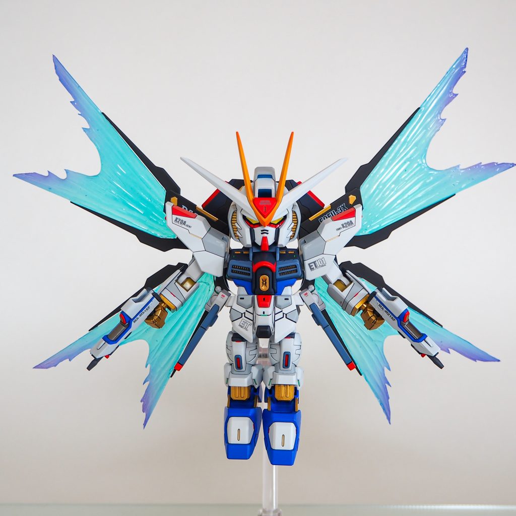 キットをタガネで切り出して、レジンでエフェクトを作成しました。カラーはブルーとパープルのクリアグラデーションで発行表現してみました。