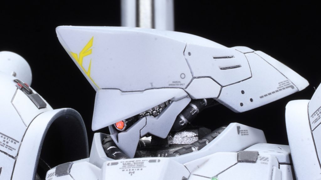 頭・シールドのエンブレムは別パーツでしたが、一度埋めてデカールに置き換えていますモノアイは既存パーツにピンバイスで穴をあけた後、ラピテープ→蛍光塗料→クリアレジンを流して成形していますビコーンシステムも搭載