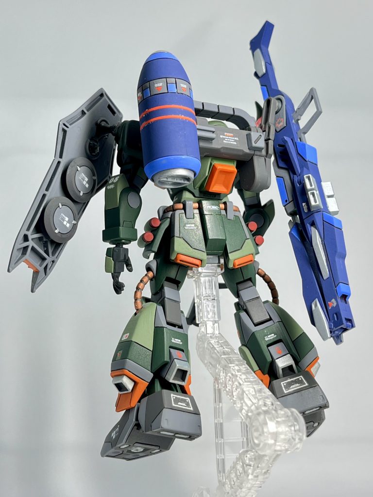 シールドの裏のマガジンが実戦感があってカッコイイ