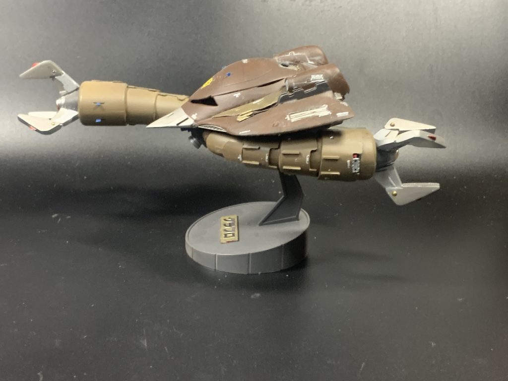 エポパテ、プラ板にて形状を大幅に変更。各所にプラ板、プラ棒、市販パーツ、流用パーツ、スジボリ、デカールにてディティールアップ。二本の大型魚雷や、前部の証明＆センサーなどは独自の解釈で追加しております。