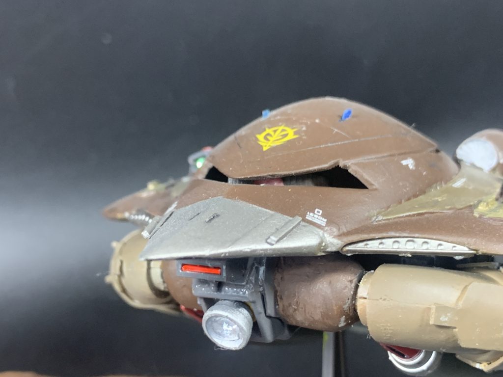 モノアイ見にくい(zaku-kao9)海中深く潜航することもあるでしょうから前部には深海用の大型証明とセンサーを付けてみました。