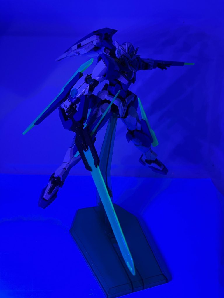 ダブルオースカイクアンタの名前には、このような願いが込められている。「世界は、ようやく前に進み始めた。だがまだ争いは残っている。やがて全ての人達がこのどこまでも続くような青い空を、本当の平和を得られる....そんな世界を、俺たちは作りたい。」 とある紛争地区、そこにいた1人の少年は見た。一つの影を.....青い“何か”が佇んでいるのを見た。それはまるで、かつて同じように戦っていた、ある少年の見た....神のようだった。