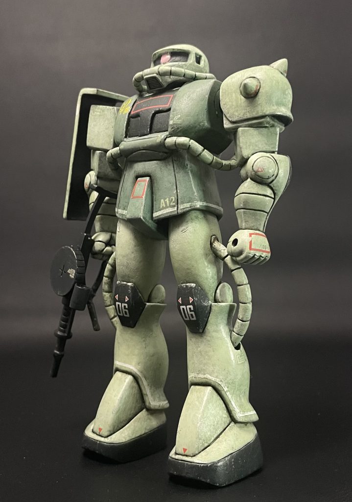 ザクを作りながら脳裏をよぎったのは当時のCM。そう、ジオン脅威のメカニズム♩でお馴染みのあのずらっと並んだ整備工場。ランナーで作ってみました。基本はキットのランナーに，足りないところは、ランナー在庫から持ってきました。もう、これだけで一気に当時の空気感が出たのではないでしょうか。