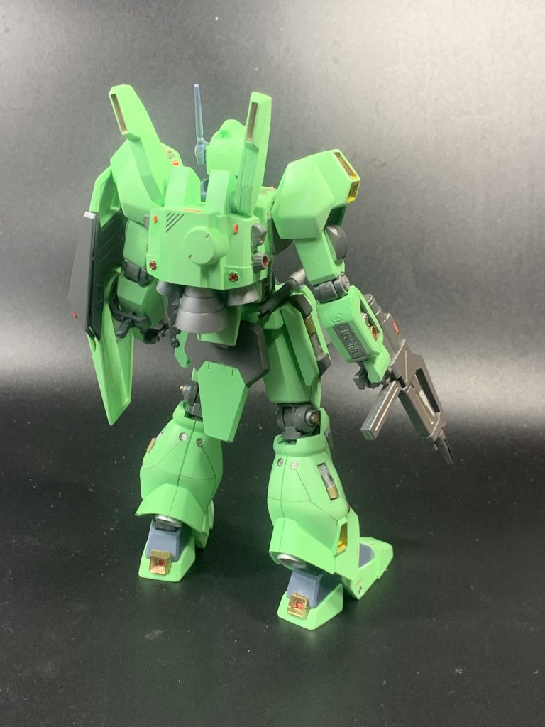 バックショット。カラーリングをトリコロールのガンダムカラーにしたらガンダム〇〇とかでも通用しそう。やっぱり君はやればできる子だったのだな。(zaku-kao6)