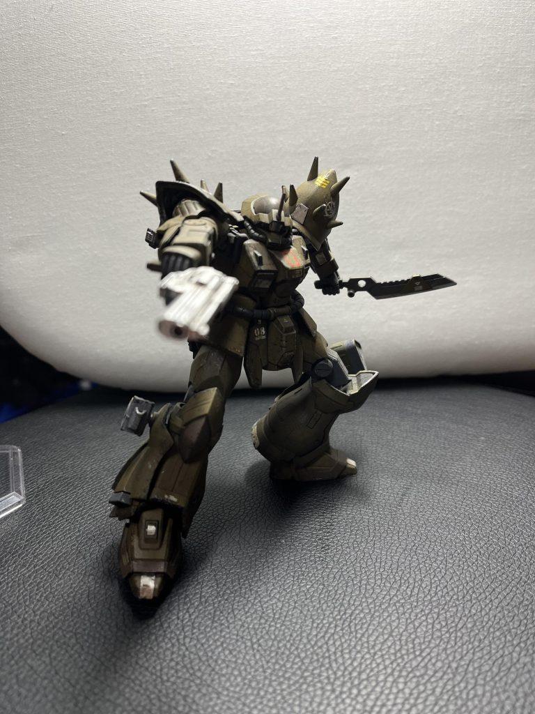 リボルバーは中折れ式でシルバーに塗装ナイフはグフカスのようなものを想像してほしいです。