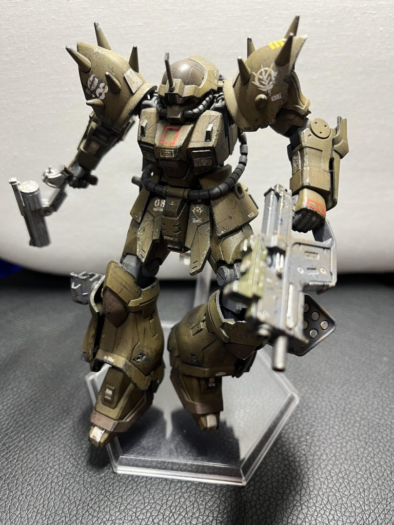 マシンガンは背部にマウントできるコンパクトなサイズを使用足のミサイルポットは余剰パーツを加工して作成しました。