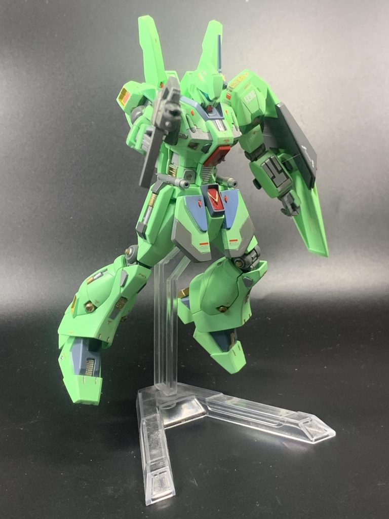 連邦の量産機っぽいポージングになりました。まあこれはこれで……