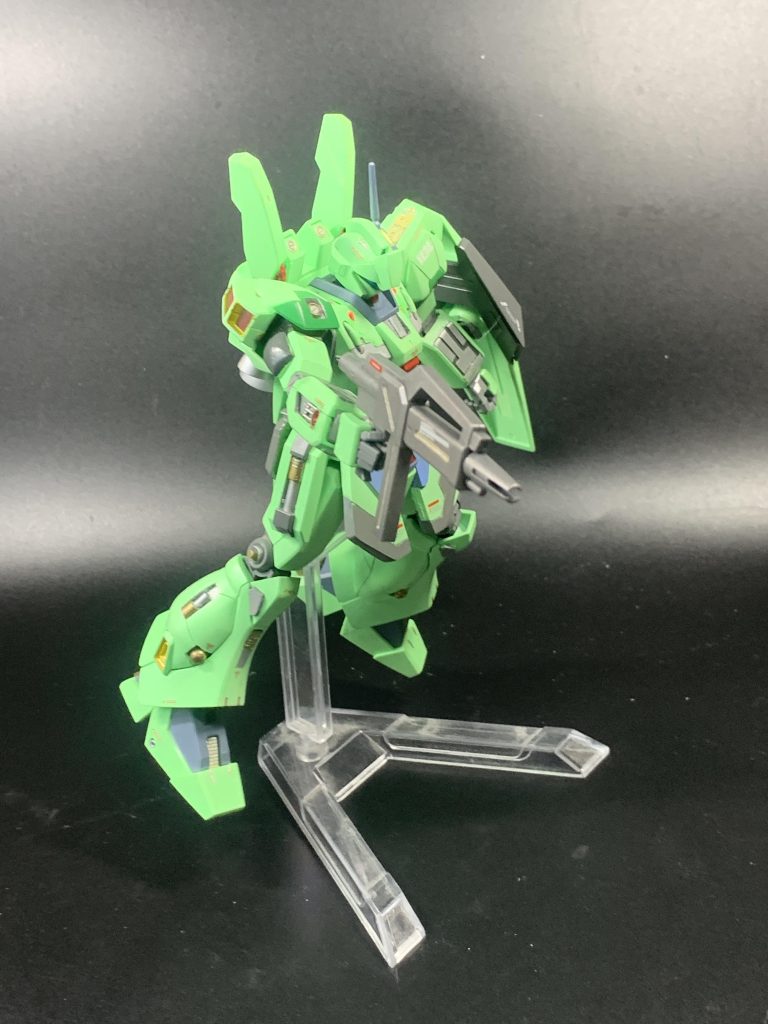 制作の際にジェガンの雄姿を確認しようと〈逆襲のシャア〉を改めて視聴。だがギュネイあたりにあっさりやられている映像を見ると腹が立ちます。この子はもっとやれる子なのです‼