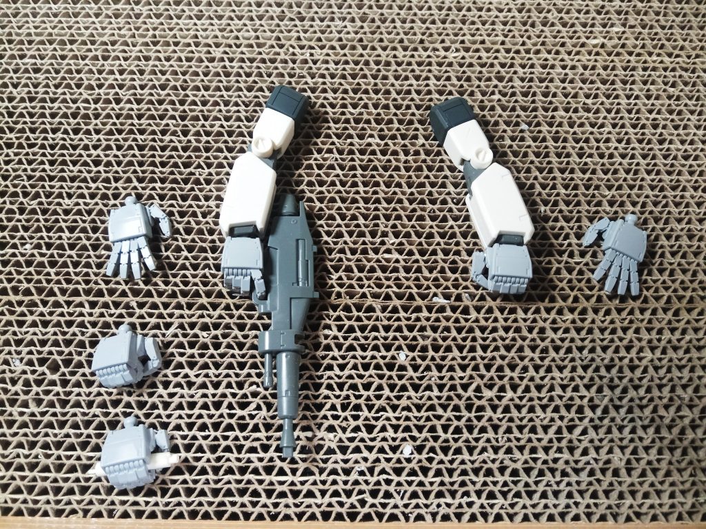 ビルダーズパーツのハンドパーツはモールドが過多なので、本体に合わせて一部モールドは埋めてます。