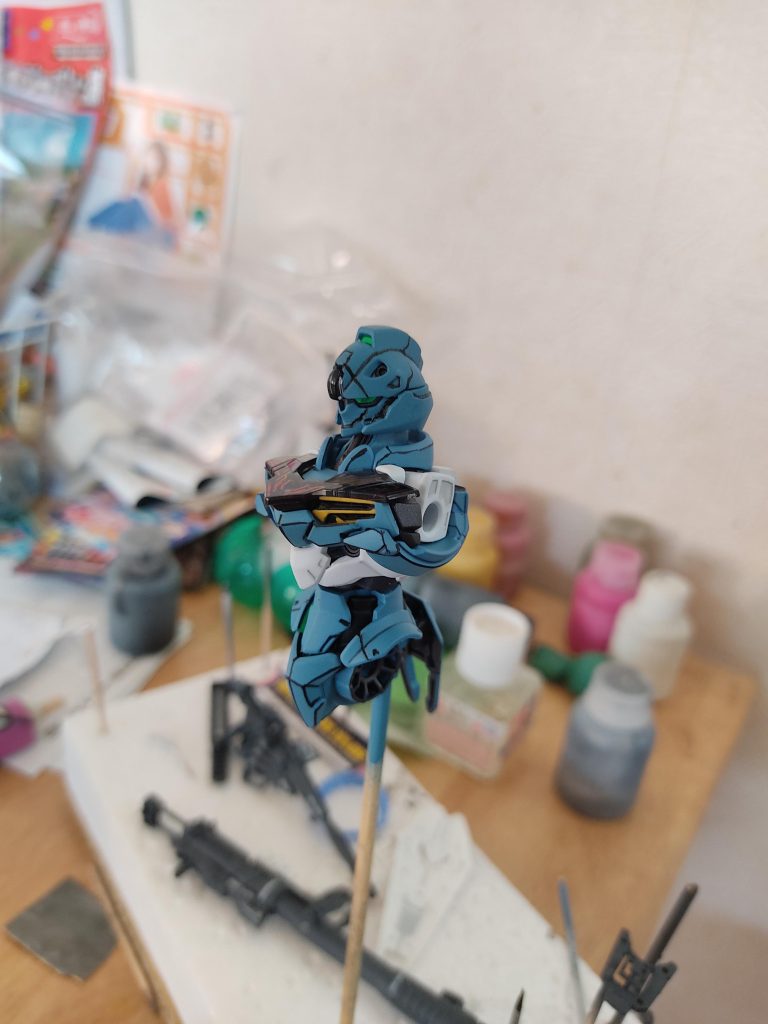 制作途中の①枚最初は塗っていたのに、筆塗りについつい移行してしまった。。。奥に見えるシルエットはまさか⋯。 