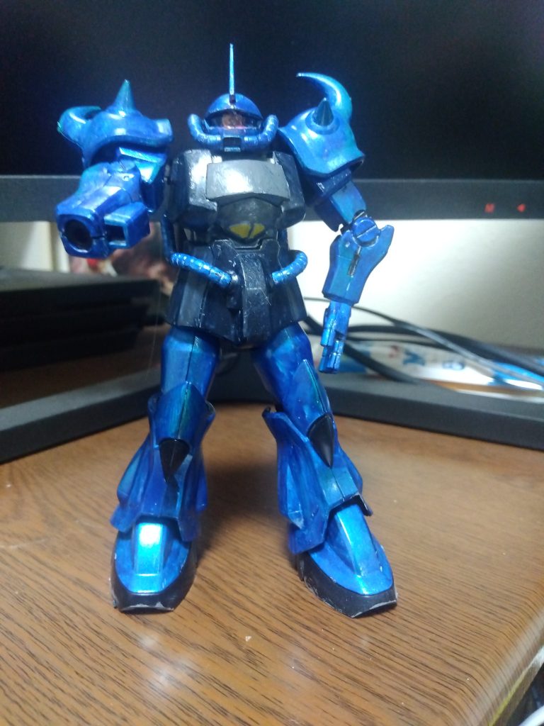 エコプラは当然そのままだと真っ黒なので塗装していきます。グレーのサフを下地にメタリックブルーをメインに、ところどころにメタリックグリーンでハイライトを入れていきます。なお、この工程だけで3日かかっております。