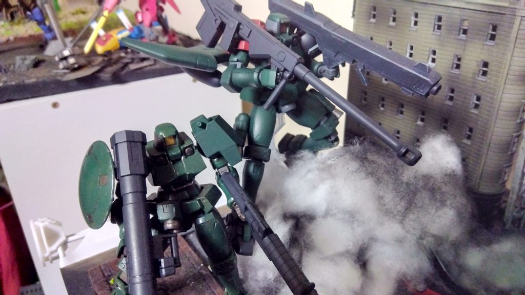 そんな感じで、前に作ったリーオーと並べてみる。前に、こいつ、レッドショルダー風にやったので、今回のリーオーもレッドショルダー風にして見ました。前に引っ張り出したリーオーにも今回の追加パーツを付けてかっこよく並べてみる。やはりリーオーはレッドショルダー風にしたくなる。