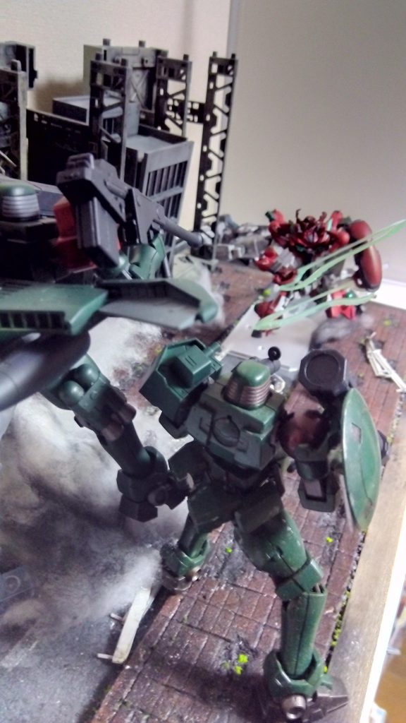 しかし、こうしてガンダムと対峙させてみると、やっぱり、量産機としての宿命を感じてしまうのはなんでだろう……そういや、最近、ガンプラを作ってませぬ()
