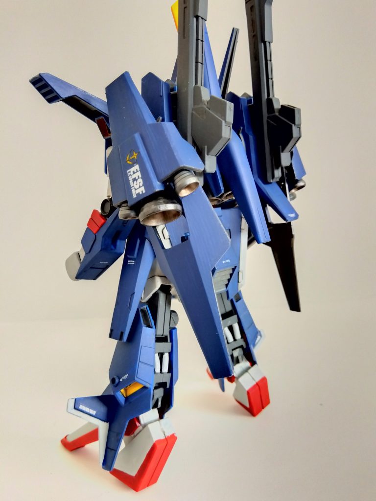 背面図。背中のブースターはHGUCリゼルディフェンサーの腰部スラスターを使用しました。