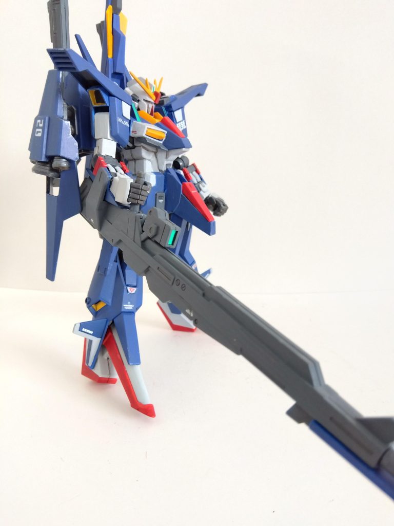 側面図。ZⅡのパーツはシンプルなディテールなので、プラ板やMSG、筋彫りを施して統一感を出しました。