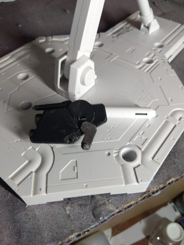 バックパックを外します。ここに見えるクランク関節は、MS形態とアタッカー形態を切り替えるための関節です。