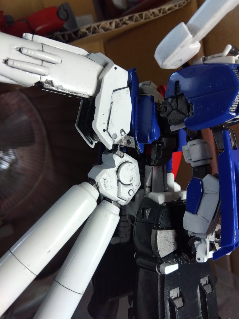 元々、ムック本を参考にして作った腰のパーツが残っていたので、それを芯にして作り直し、併せて股間のパーツも新たに作成しました。