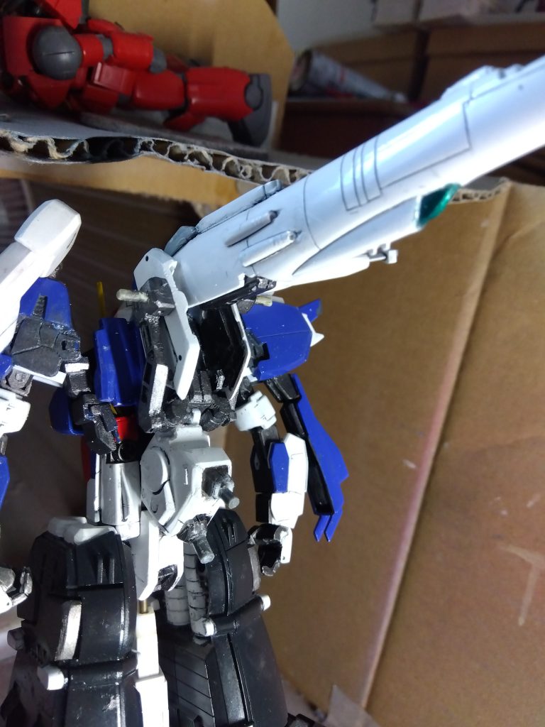 バックパックの代わりにブースターユニットを装着します。写真はフレームだけを取り付けた状態です。このフレームも、今回の投稿の際にほぼ作り直しました。完成したとき、パーツ同士の合い方が、設定どうりだったので、当時の設定がいかに緻密だったか驚きました。