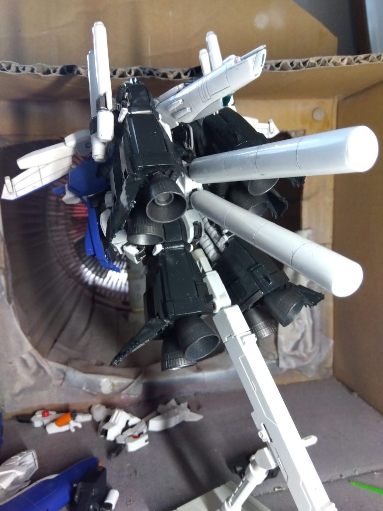 プロペラントタンクを付けるとこんな感じです。このタンクも、丁度いい太さのパーツがなかったので、プラ板を巻いて自作しました。