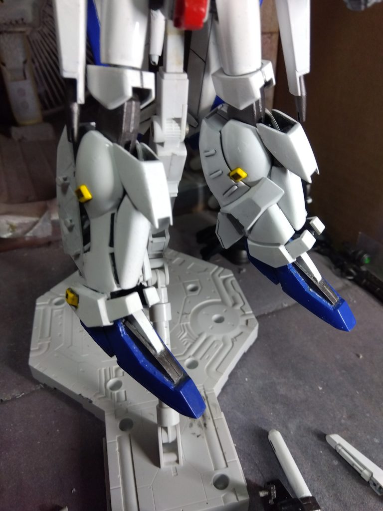ふくらはぎのプロペラントユニットを装着します。このパーツはキットのままです。旧キットでは、脛から切り離したものですね。あと、キットでは脛の脇に謎の凸凹がありましたが、シックリこなかったので、削ってフラットにしてあります。