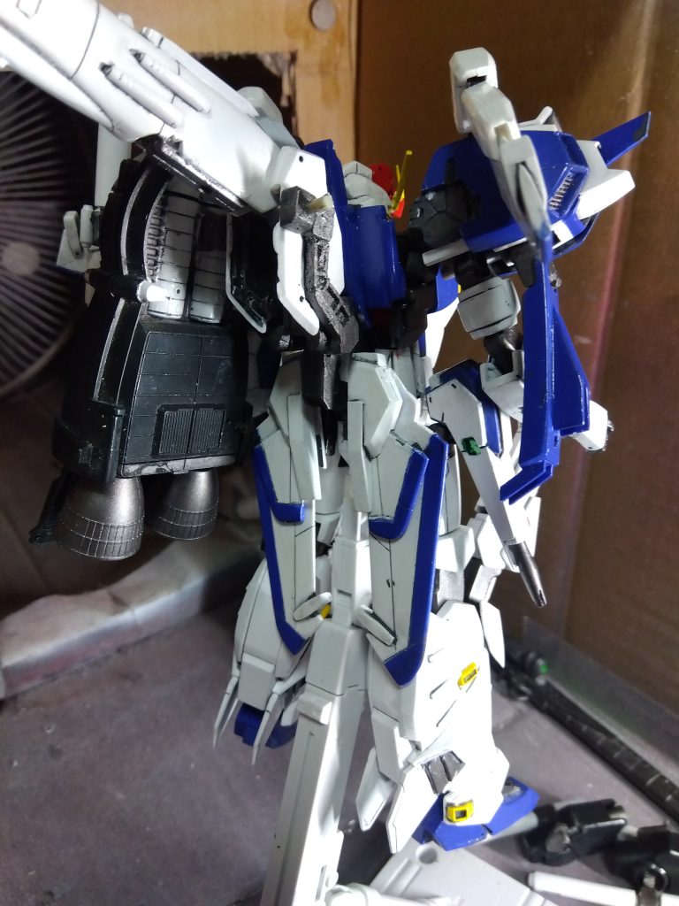バックパックをブースターユニットに換装します。Bst形態でも書きましたが、このアームパーツ、キットから切り出したパーツを使っており、設定どおりの形状に作ったら、Gクルーザーにした時、頭部の底面と上手くかみ合う造りになっていたのには感心しました。