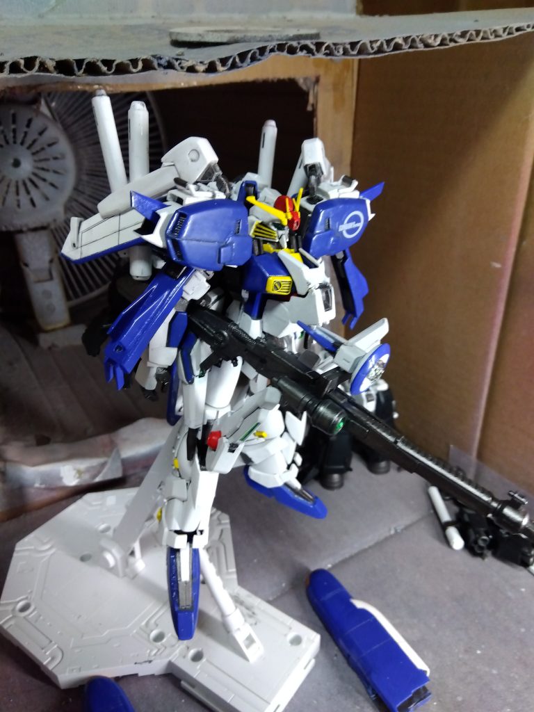 Gクルーザーは、Ex-sガンダムが変形した巡航形態です。というか、GクルーザーのためにEx-s形態が作られたとか設定で見た記憶があります。まずはMS形態からの変形をしてみます。