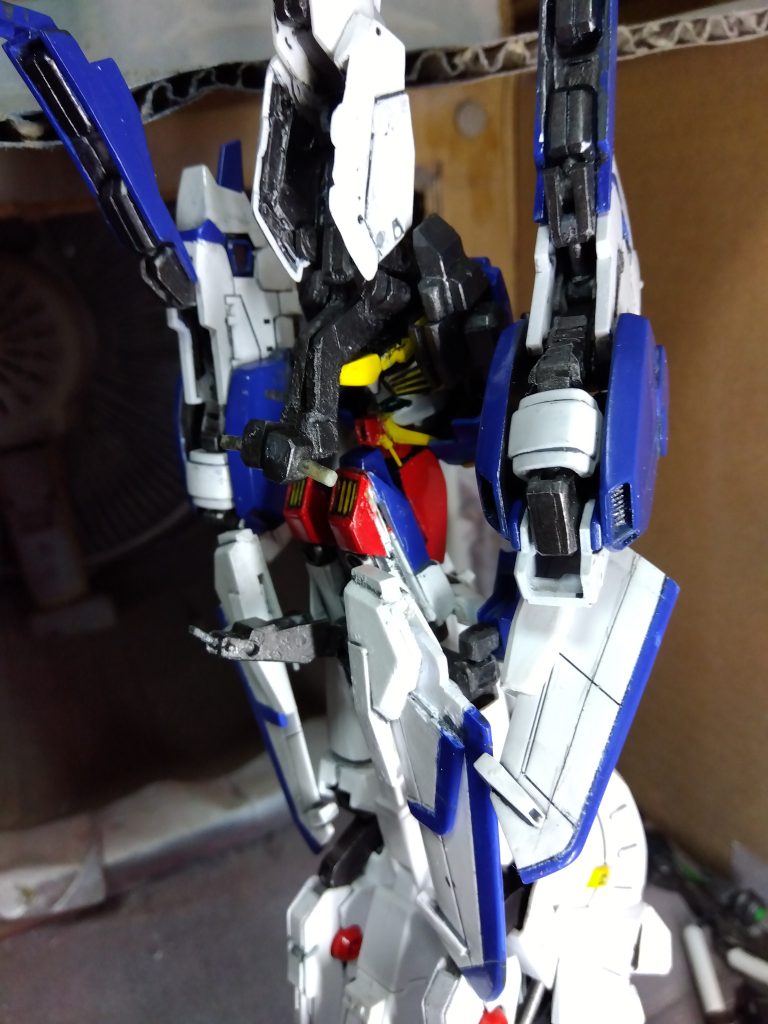 ブースターユニットを外した状態。アームが頭部の底面に沿って位置しています。