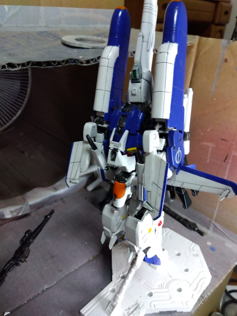 機体下面はこんな感じです。胸部のユニットは、ヒンジを仕込んでいて、胸部の変形に合わせて展開します。