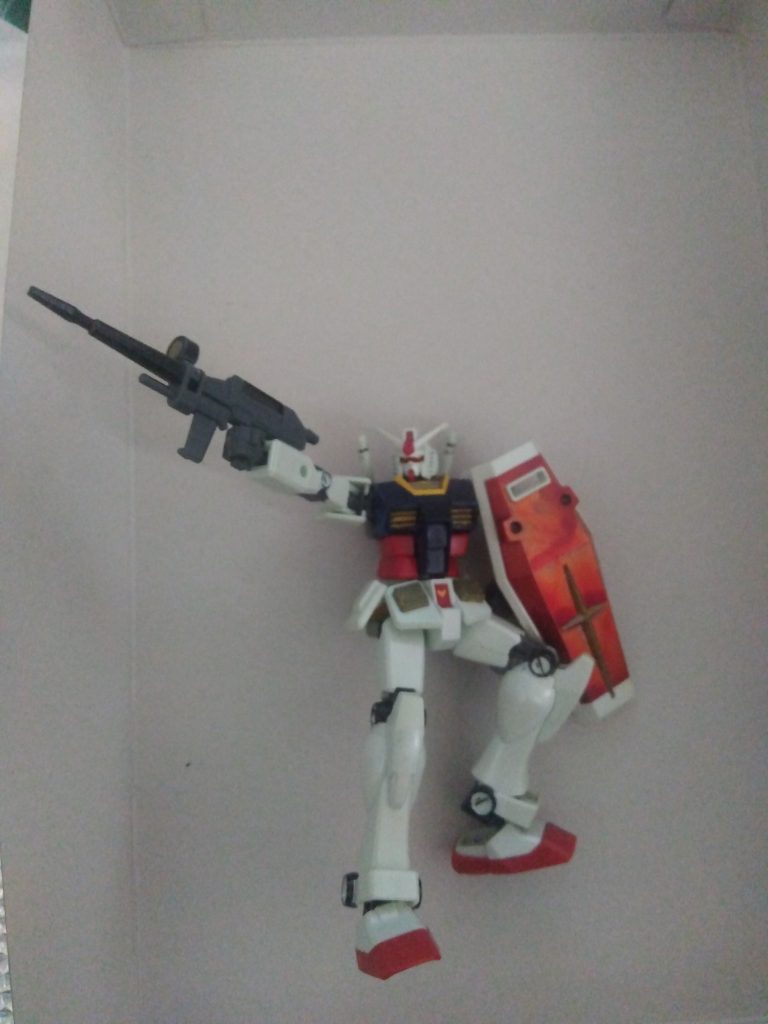 して、オーダー以上を常に目指したい私。今回、ミニジオラマ風味にいたしたいと考えたのでやられメカ君を用意しました。以前軽く塗って飾っておいたEGガンダムです。