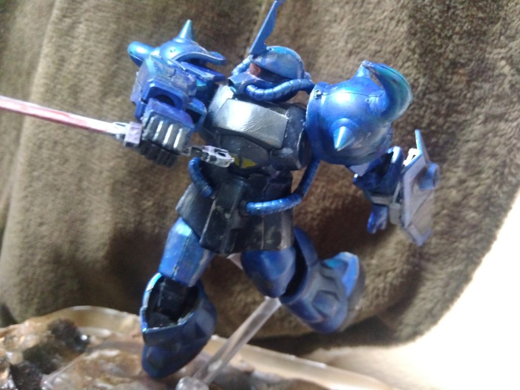 そして更にタミヤウェザリングマスターを擦り込んだり拭き取り塗料をゴシゴシしたりして汚しを入れていきます。合わせ目消し? 知らん