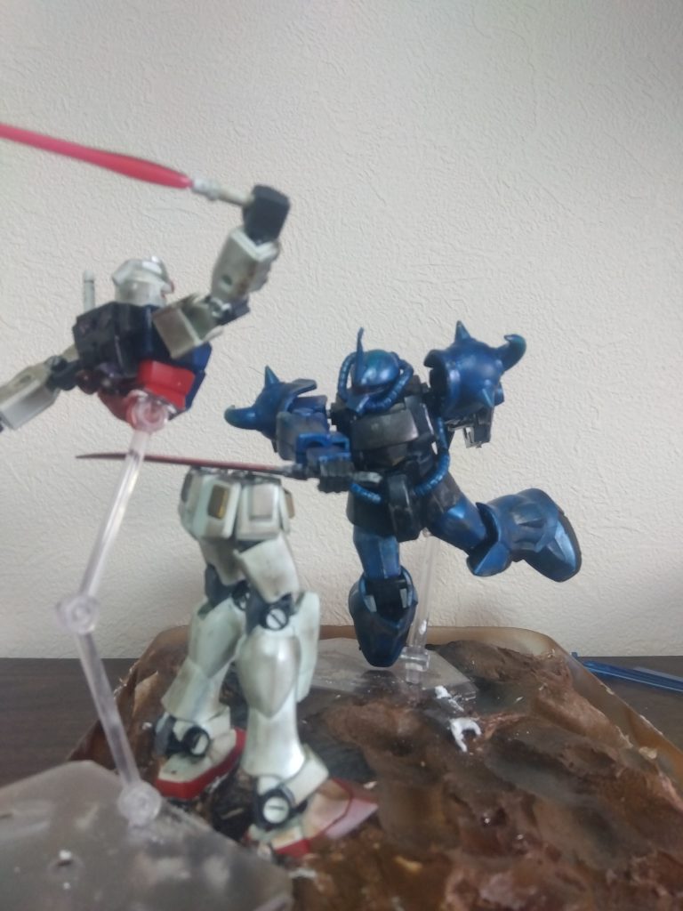 ガンダム君にも軽く汚しを入れてあげまして紙粘土で作った地面に両機をセットしポージングを決めてガンダムを真っ二つにしてやればいよいよミニジオラマの完成です。ガンダムの汚しを軽くにしたのは明らかに苦労したグフに注目して欲しかったからです。