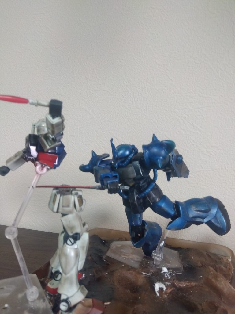 やられメカはグフのほうなんじゃないの?とツッコミがありそうなもんですがあくまで主役はドズル中将より拝領したグフ。折角の頂きモノを真っ二つになんて出来ませんからね。最後にここまで見てくれてありがとうございました!そして中将もお土産ありがとうございました!次は色分け済みプラモデルがいいです嘘ですなんでもありません。頂きモノに贅沢なんて言える訳ないじゃないですかおいちょっと誰だやめろそして誰もいなくなった お わ り なんだこれ