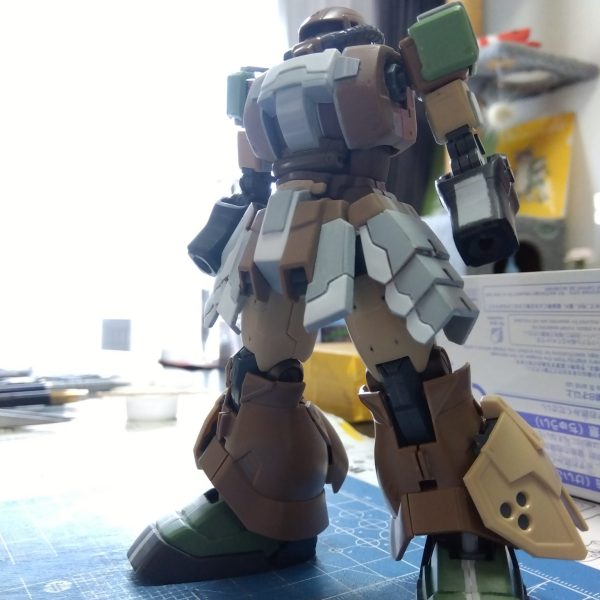 久々の制作記投稿💦といっても全然進んでませんがwスカート周りをちょこちょこ改造、二段作りにしていたサイドスカートを三段構えに変更フロントスカートも形状を変更してみました同時制作中のナハトは半分フルアーマーという変なことになってますが、こちらは色分けでのアシンメトリーを目指してみようかなと😁まぁノープランですがw そして、ここからは個人的な話なんですが…私のアイコンにもなっている我が家の愛猫が、先週宇宙へと旅立ちました…子供の頃に動物を飼っていたこともあるんですが、大人になって初めて最初から最期までを共にした家族だったので、自分でも驚くほどに喪失感を覚えました…１６年と１１ヶ月ーパチ組み程度だった頃から今まで、こうやってガンプラを制作中に構えーってやってきて、背中をトンと叩いてくれることはもうないのだなと思うと、とても寂しさを感じています…でも！いつまでも悲しんでいても愛猫も心配すると思うので、またガンプラ制作とGUNSTA活動に精を出して行こうと思います😆まぁいつもながら制作スピードは遅めですが(笑)いつも観て頂き構ってくださっている皆様、今後ともよろしくお願い致します！（1枚目）