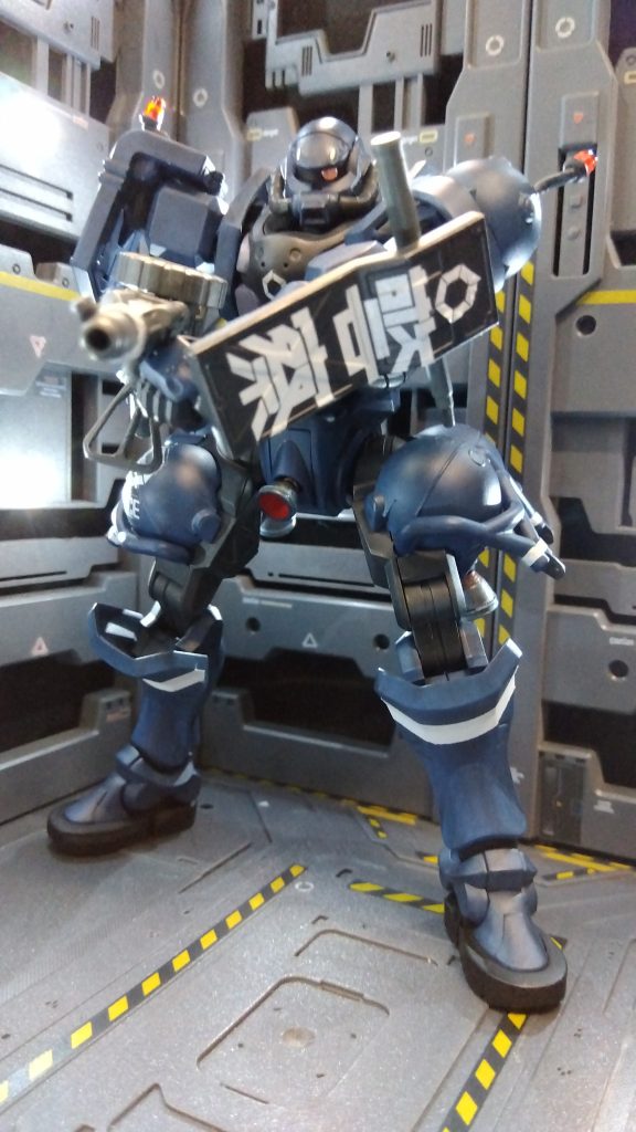 盾の警察は右にズレ、マークも伸び伸びになってしまったが強引に貼り付け。このシール貼るのが難しい。