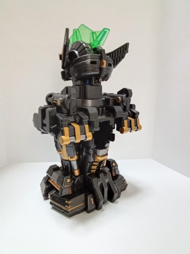 後ろも塗り分けました。湿度を避け、外でスプレーをするなどコツコツ作り制作期間は2週間です。いいね等いただけたら嬉しいです！ 