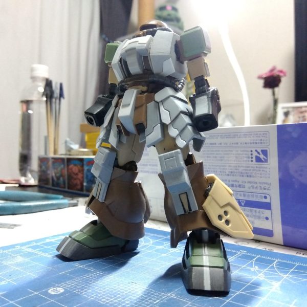 今日は上半身と膝のアーマーの部分を制作しました☺️胴体サイドはスクラッチで、膝はビルダーズパーツに手を加えて大元をこさえました😁細かな装飾はまだ途中ですが、スクラッチでパーツを作っていくのは本当に無心に楽しめて良い作業ですねwそして、我が家に新たな仲間が(笑)いや、そんなに買う気はなかったんですよ😅あ、これ可愛いなくらいの気持ちで値段見て高っ！？とか思って、でも抽選販売なんだ〜とか思ってたらなぜかポチッとしてたようでw先日無事届きました(笑)（1枚目）