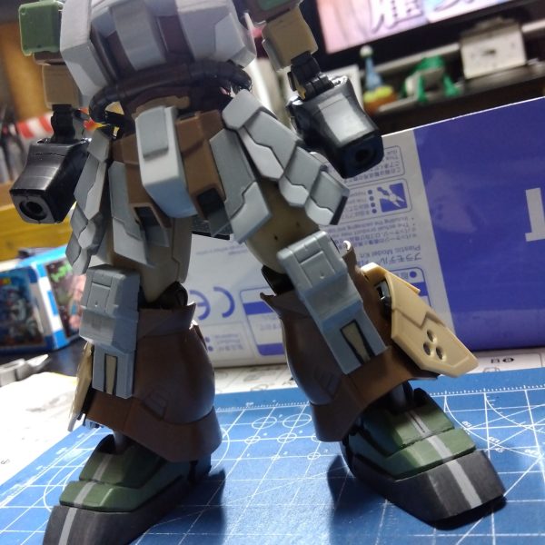今日は上半身と膝のアーマーの部分を制作しました☺️胴体サイドはスクラッチで、膝はビルダーズパーツに手を加えて大元をこさえました😁細かな装飾はまだ途中ですが、スクラッチでパーツを作っていくのは本当に無心に楽しめて良い作業ですねwそして、我が家に新たな仲間が(笑)いや、そんなに買う気はなかったんですよ😅あ、これ可愛いなくらいの気持ちで値段見て高っ！？とか思って、でも抽選販売なんだ〜とか思ってたらなぜかポチッとしてたようでw先日無事届きました(笑)（2枚目）