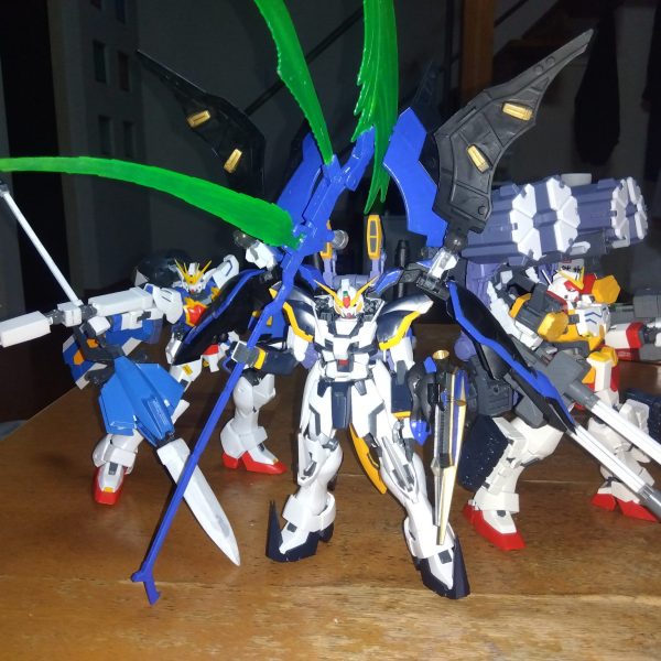３体完成デス(gundam-kao2)塗装待ちデス(gundam-kao9)（1枚目）