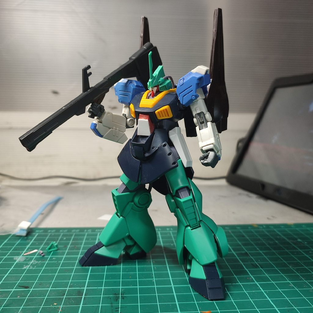 改造初期段階。とりあえずガンダム顔を移植して一番目立つ腕部をガンダム系のものにしてみた状態。まだまだジオン魂を隠しきれていません。