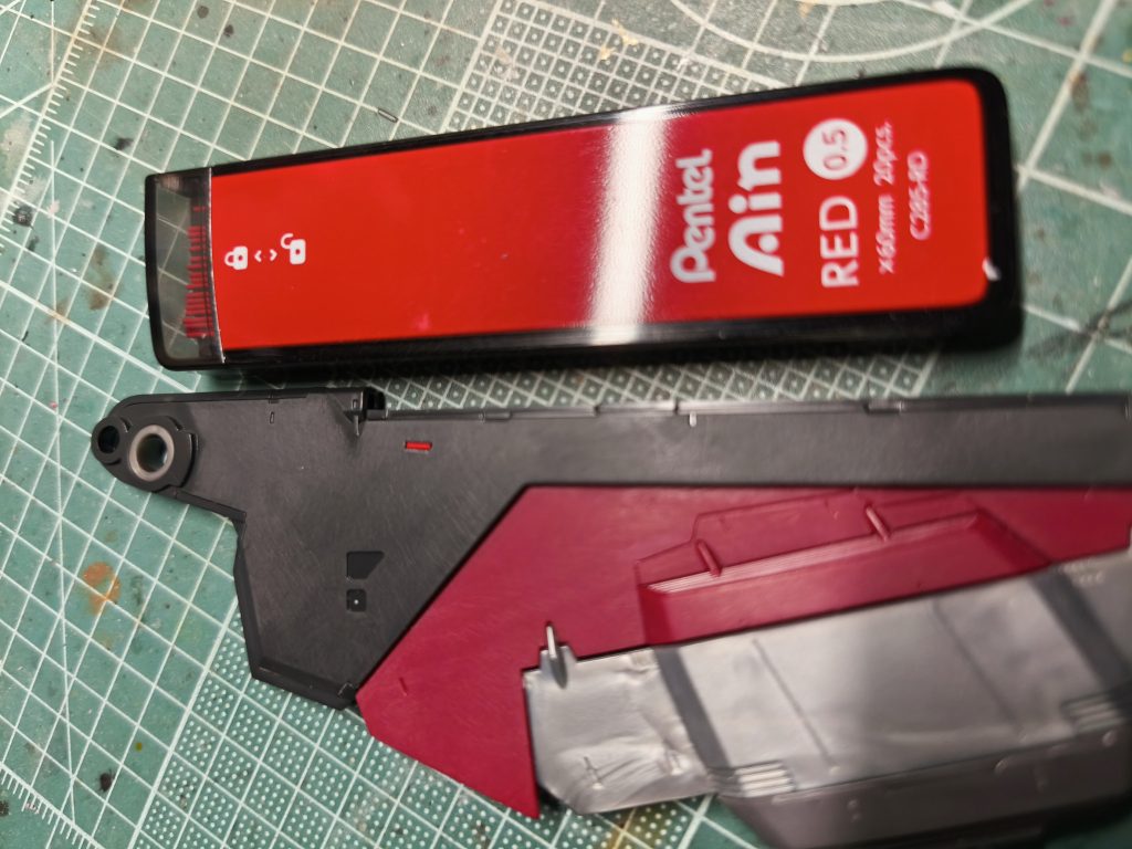 翼に仕込んだレッドチップは、ぺんてるの赤シャープペンの芯を入れてます。お手軽です。