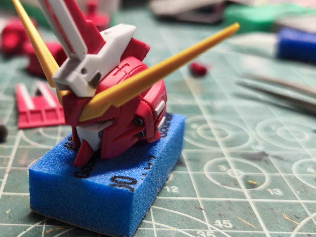 プラバン貼り付けたり、丸穴開けたりしてます。