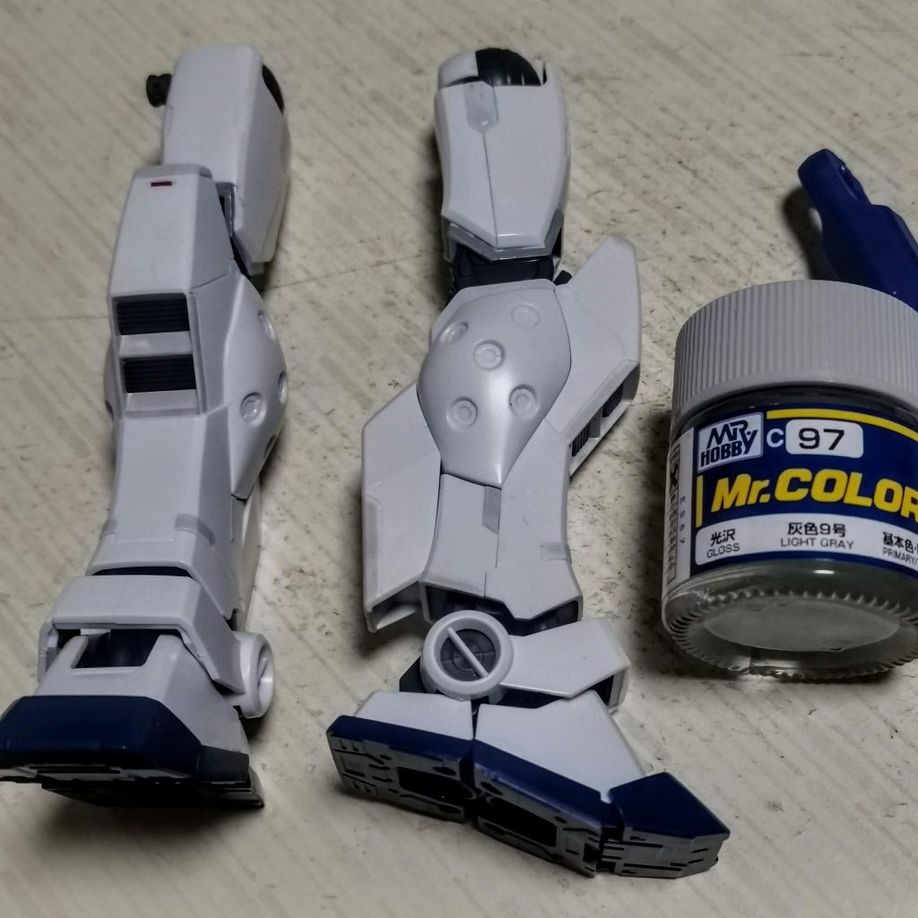 ここからは制作過程を少しだけディテールアップのため各所にスジボリを追加＆部分塗装（灰色９号）を施しましたまた、膝部分などにレッドチップを仕込みました0.6mmのスジボリを行い、シャープペンシルの赤芯を接着しました。